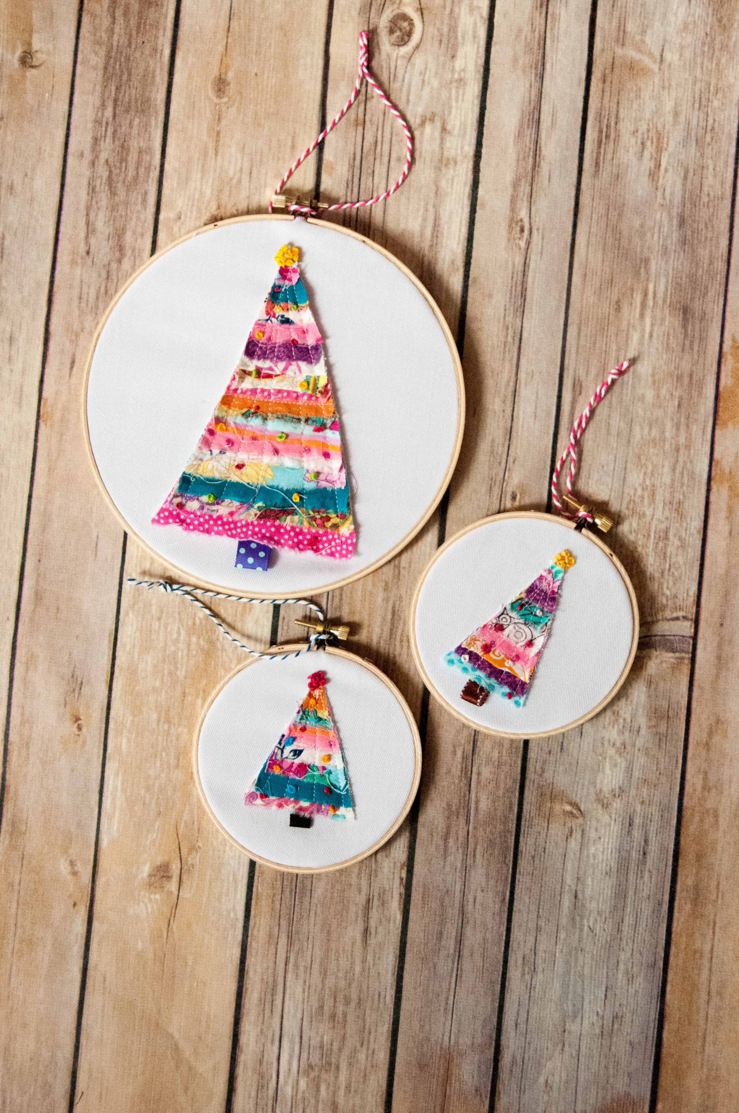 Easy Mini Hoop Christmas Ornaments - BusyBeingJennifer.com #TriplePFeatures