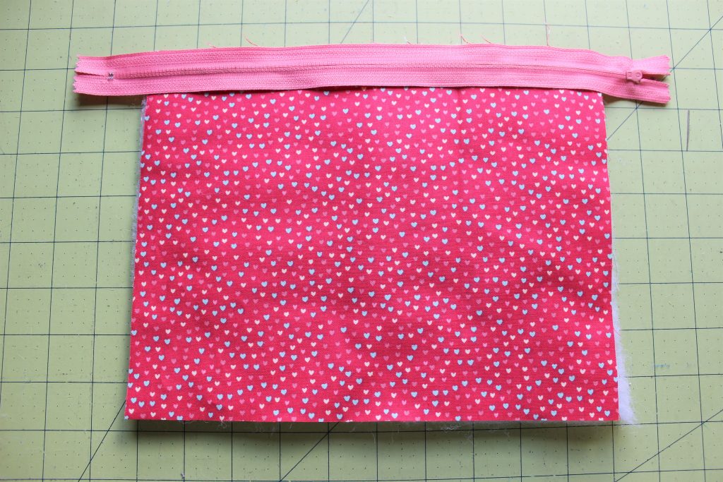 Zipper Pouch Tutorial - Peek-a-Boo Pages